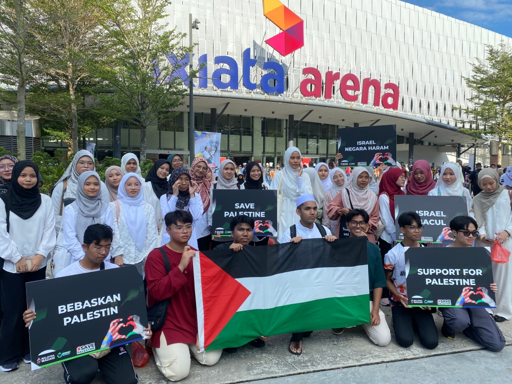 A group of students from UiTM Dengkil expressing their solidarity with Palestine ahead of the rally at Axiata Arena, Bukit Jalil in Kuala Lumpur on August 4, 2024. — Picture by Dhesegaan Bala Krishnan