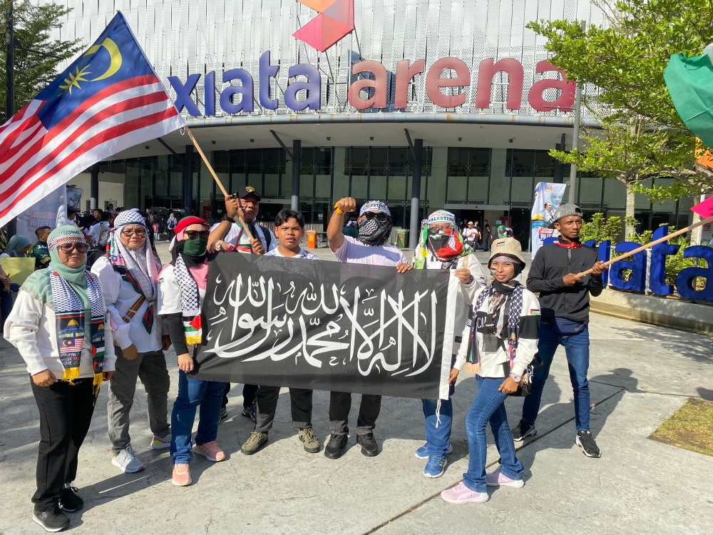 Muhammad Zaquan Mohamad Hussin and his civil servant colleagues participating at the ‘Himpunan Pembebasan Palestin’ at the indoor Axiata Arena, Bukit Jalil in Kuala Lumpur on August 4, 2024. — Picture by Dhesegaan Bala Krishnan