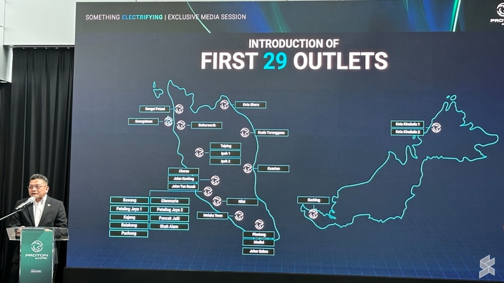 Deputy CEO of Proton, Roslan Abdullah at the e.MAS7 preview event. Nope, no map blunder this time around. — SOYACINCAU