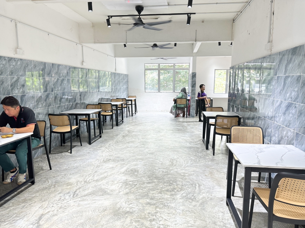 The eatery has a very basic interior but it's comfortable and clean. — Picture by Lee Khang Yi