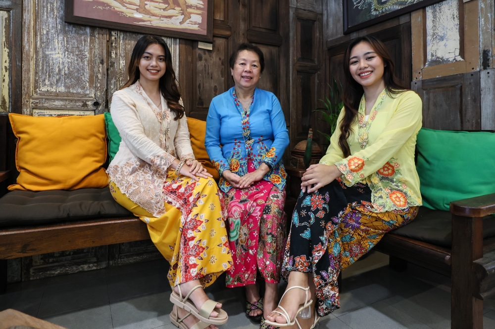 Members of the Terengganu Peranakan Chinese Association (from left) Estefania Loudres Anak Sima, Song Eng Huat and Sohreznny Esteri Jirin pose for a picture. — Bernama pic