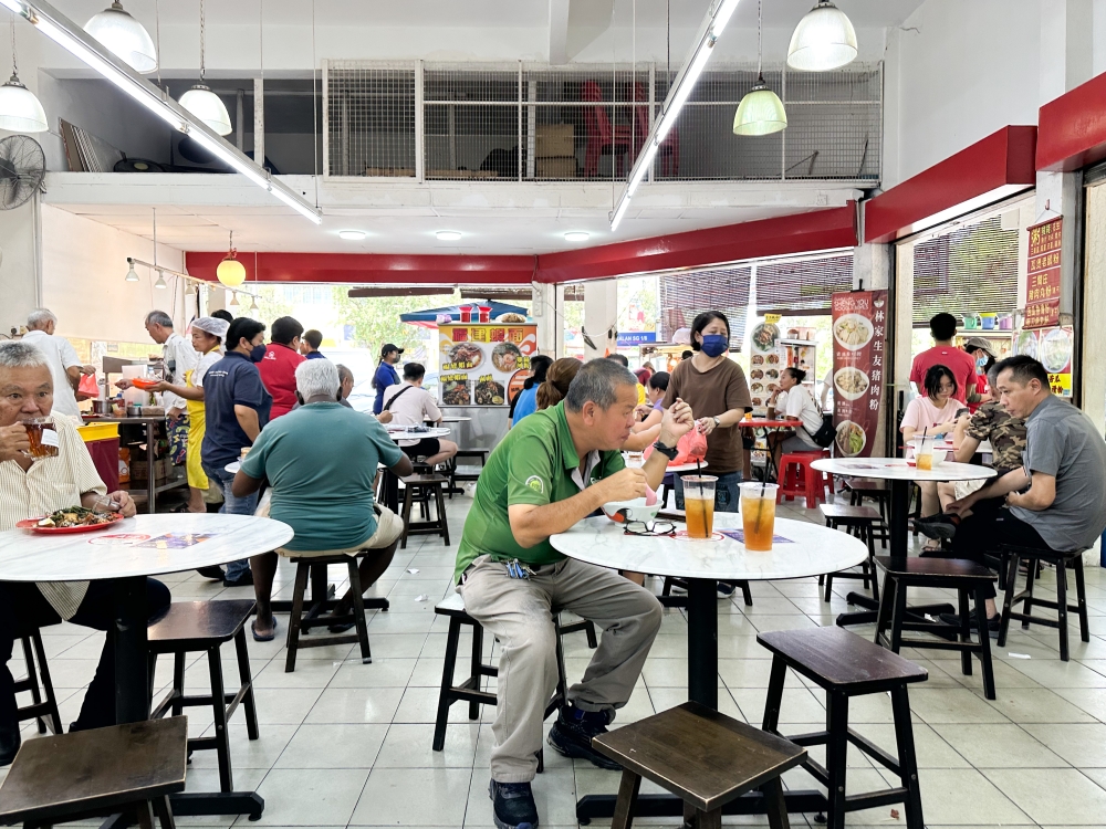 The eatery gets packed with diners who trickle in to eat at the many stalls here including the economy rice. — Picture by Lee Khang Yi