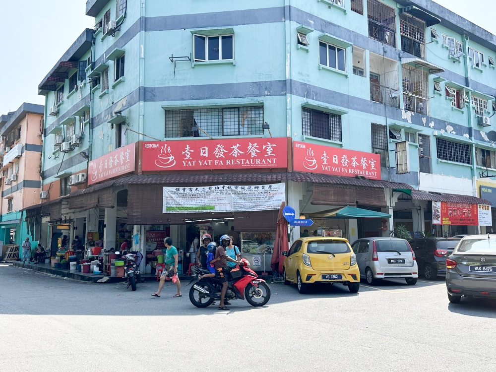 Restoran Yat Yat Fa is one of the few coffee shops in the Sri Gombak area, near Batu Caves. — Picture by Lee Khang Yi