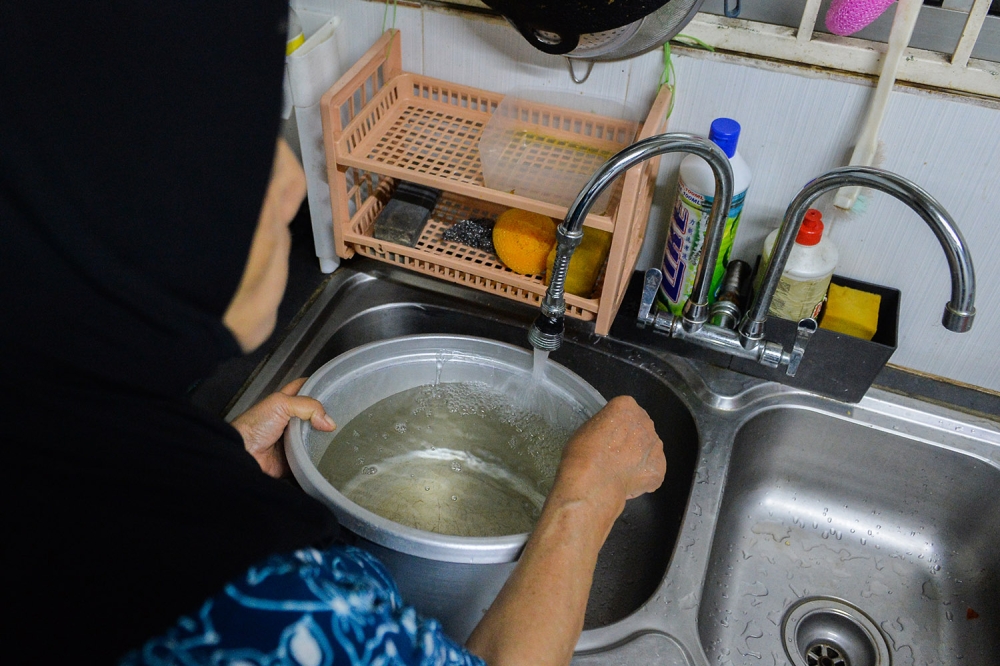 During the meeting, Sandakan Water Watch Station Committee chairman Datuk John Khoo raised growing concerns among residents on the high Total Dissolved Solids (TDS) levels in their water supply. — Picture by Miera Zulyana