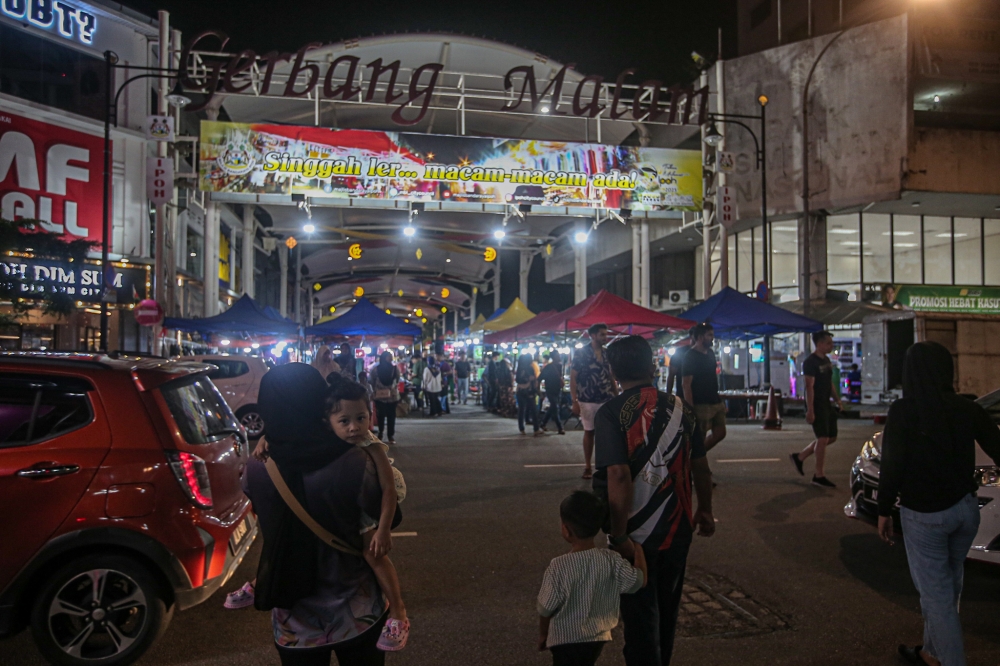 Shoppers head to Gerbang Malam for some really good deals. — Picture by Farhan Najib