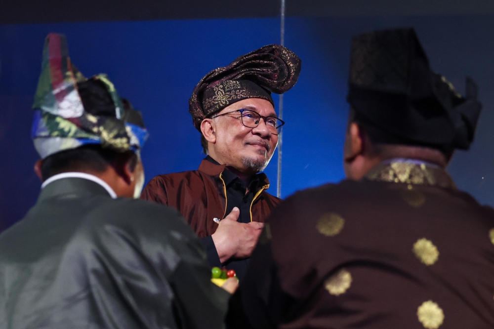 Anwar was clad in a brown Malay warrior outfit complete with the tanjak (traditional headgear).  — BERNAMA