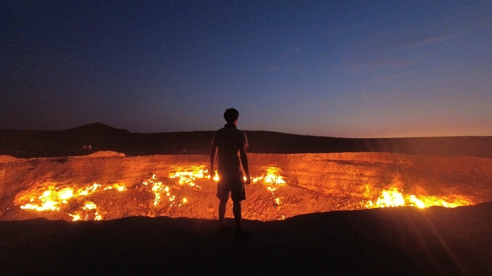 Puertas del Infierno o cráter de gas Darvaza en Turkmenistán. —Foto de Ken Lu