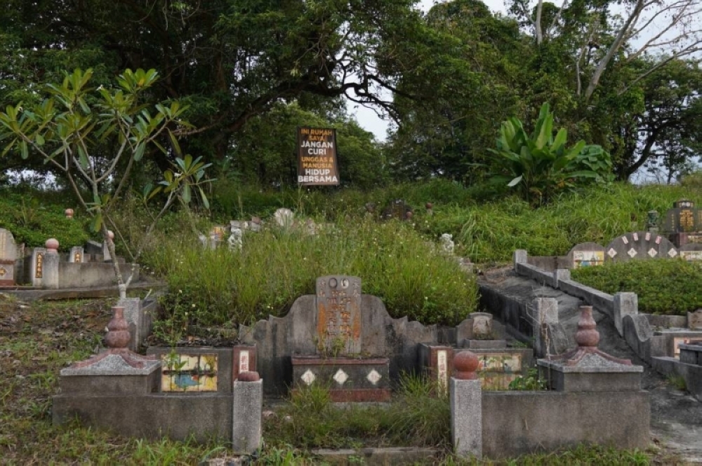 The Kwong Tong Cemetery, also known as the KL Hokkien Cemetery, is home to a memorial to Malayan victims of the Japanese occupation during World War II. — Picture by Ahmad Zamzahuri