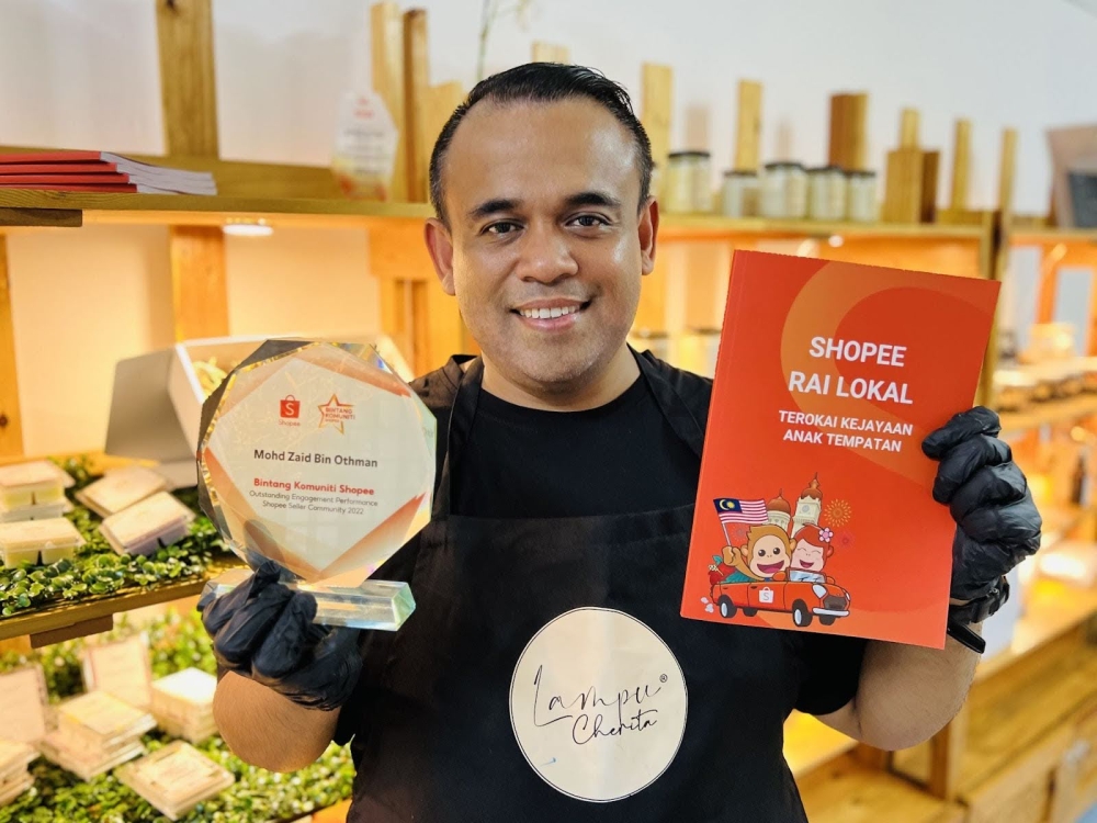 Mohd Zaid Othman of Lampu Cherita is one of the 17 Shopee Bintang.