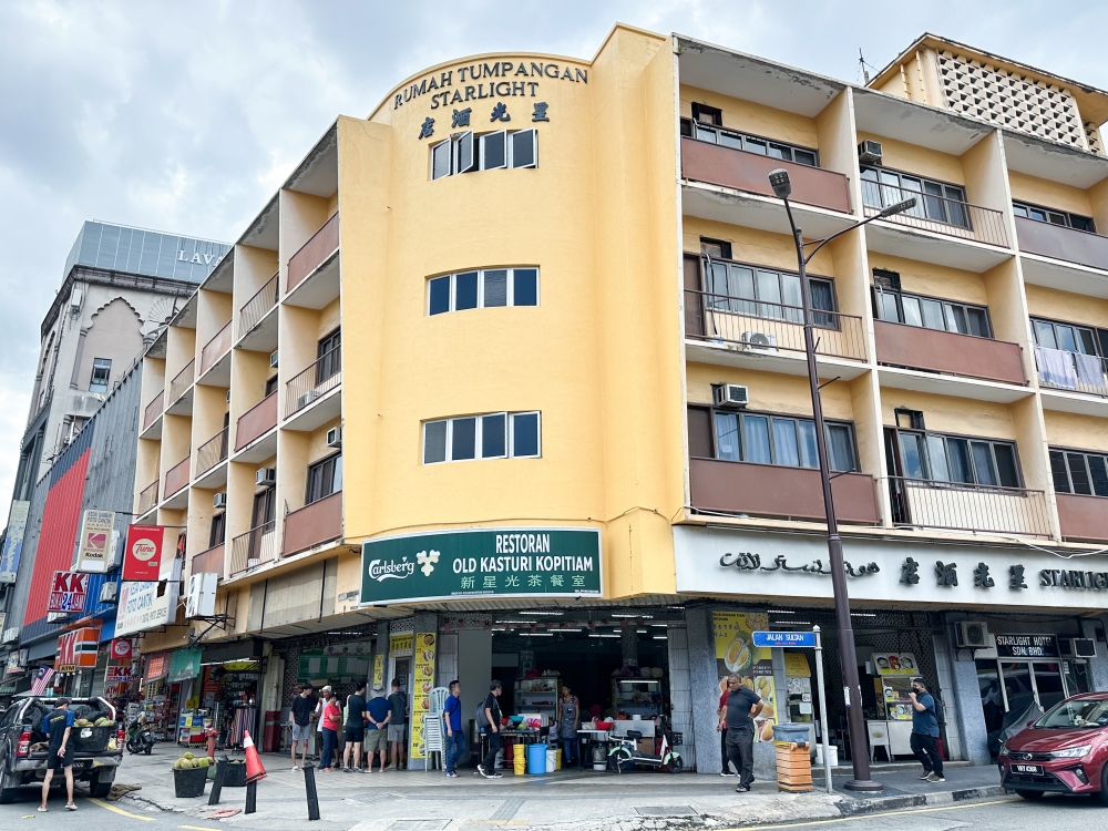 Just below Starlight Hotel and at the crossroad of Jalan Hang Kasturi and Jalan Sultan, the coffee shop is at a very convenient spot if you take the LRT to the Pasar Seni station. — Picture by Lee Khang Yi