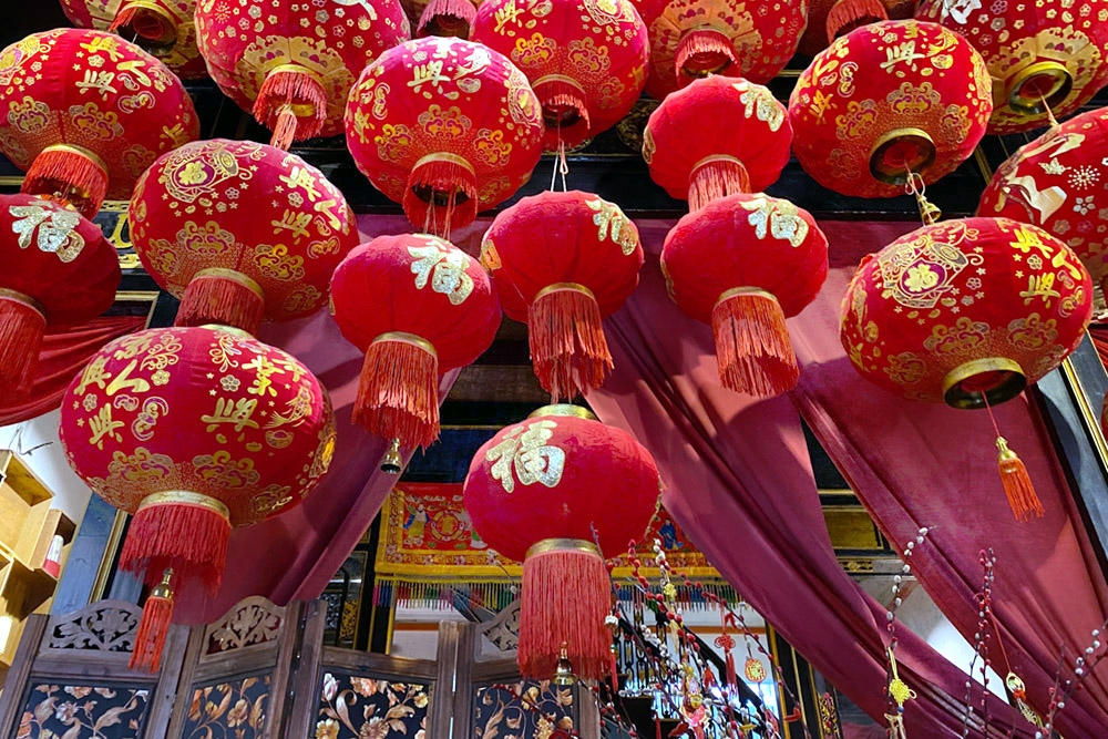 Raise the red lanterns! — Picture by CK Lim