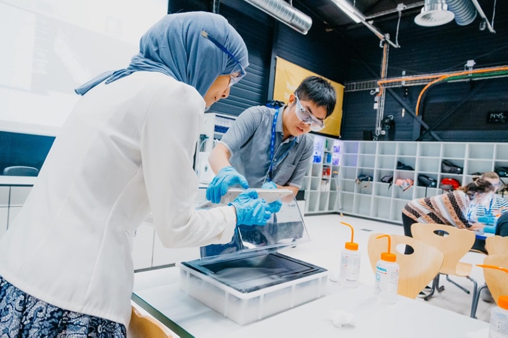 Chew Kang Ying (right), a Malaysian student who joined the 2019 CSSP. — Picture from the ASM website.  