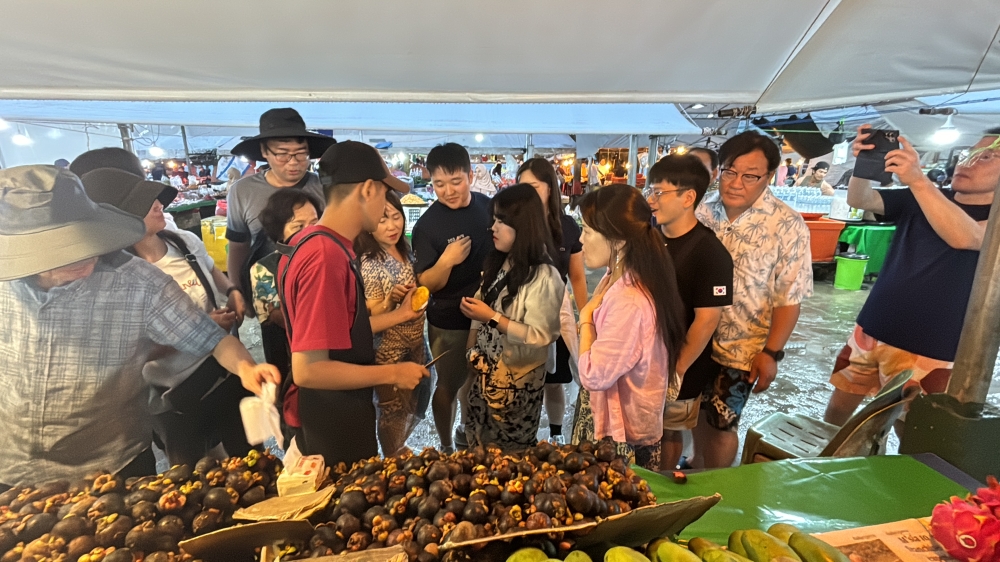 Kota Kinabalu’s night markets are popular with tourists, including South Koreans. — Picture by Julia Chan