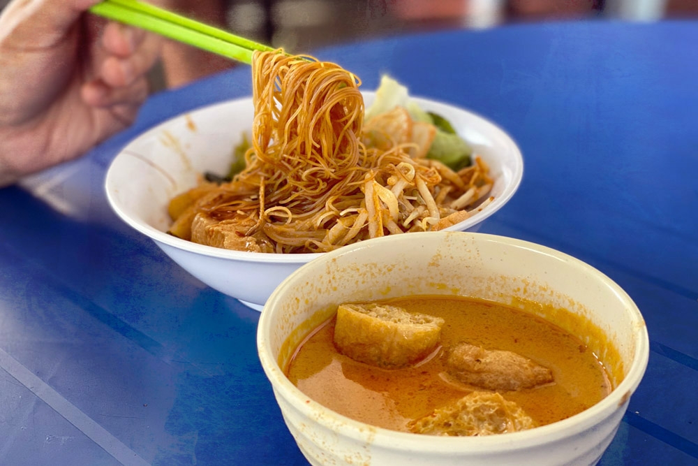 The coffee shop’s signature curry mee, with noodles of your choice. — Picture by CK Lim