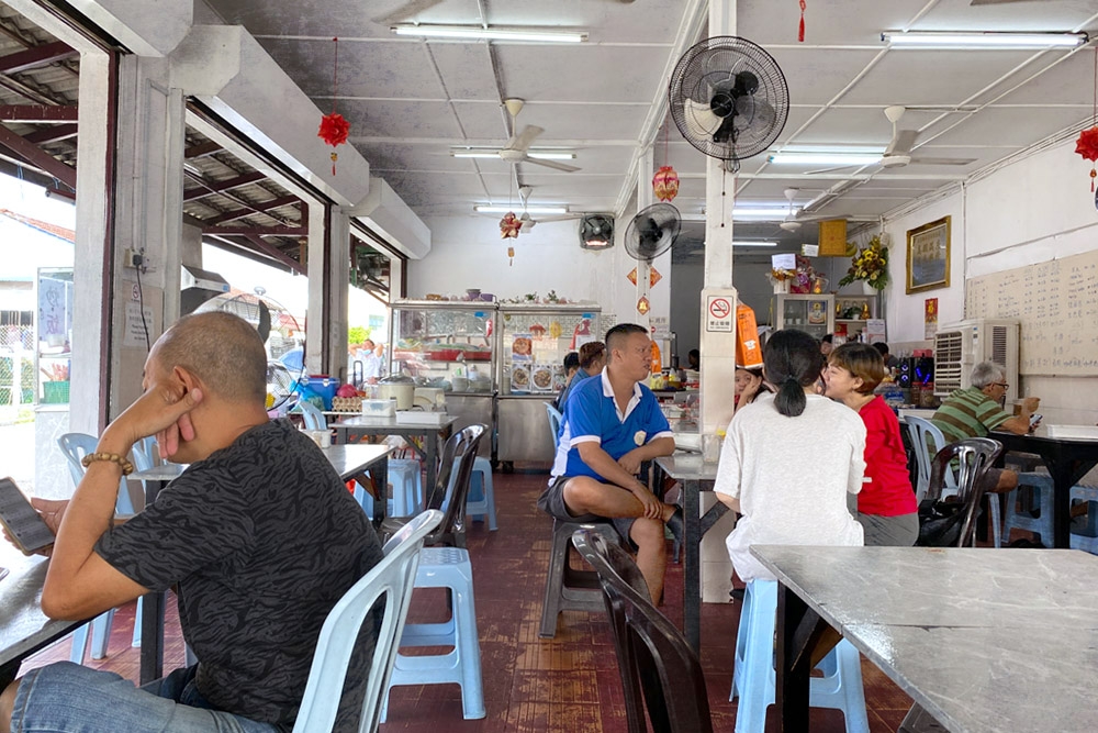 Morning breakfast goers at Da Jia Hao Kopitiam. — Picture by CK Lim