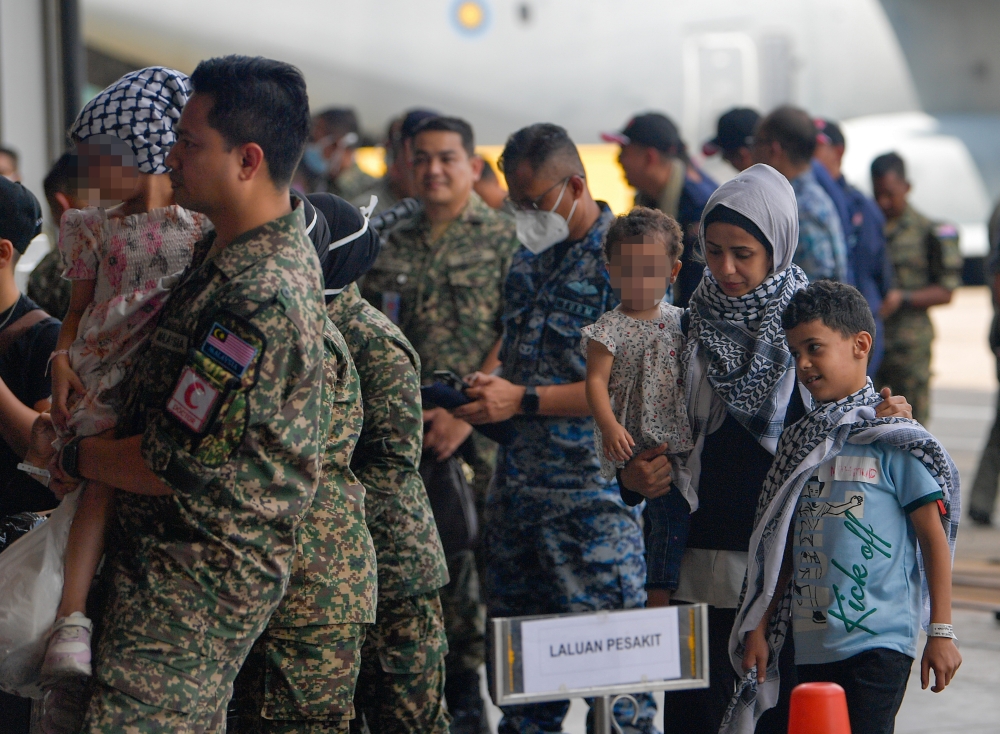 Two Airbus A-400M aircraft of the Royal Malaysian Air Force transported injured Palestinians to Subang Air Base, Selangor. — Bernama pic