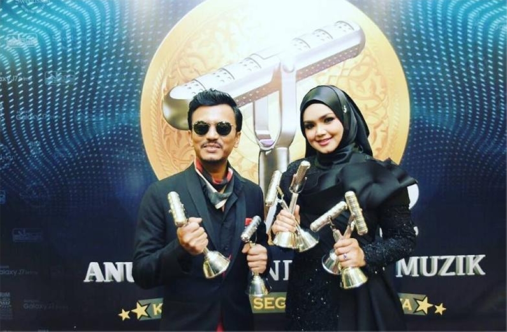 Datuk Seri Siti Nurhaliza (right) has won a total of 42 AIM awards throughout her career. — Picture via Instagram/ Official AIM