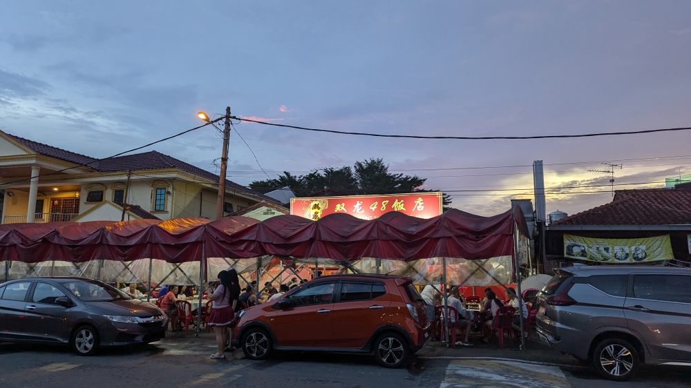 With all the red, it’s hard to miss the lively restaurant amidst the houses. — Picture by Ethan Lau