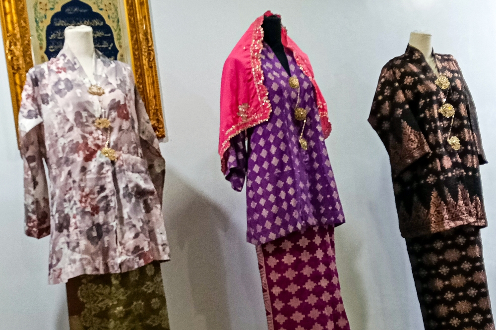 Kebaya Setengah Tiang features an elegant seven-cut pattern, has no gusset and is loose-fitting, making it distinct from the kebaya commonly worn by women in Malaysia. — Bernama pic