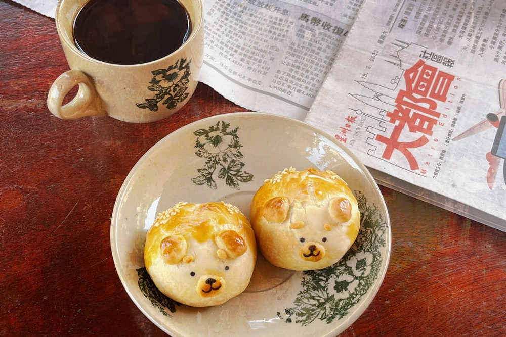 Enjoy an adorable Teddie Siew Bao with some 'kopi'. — Picture courtesy of Floccusfloccus