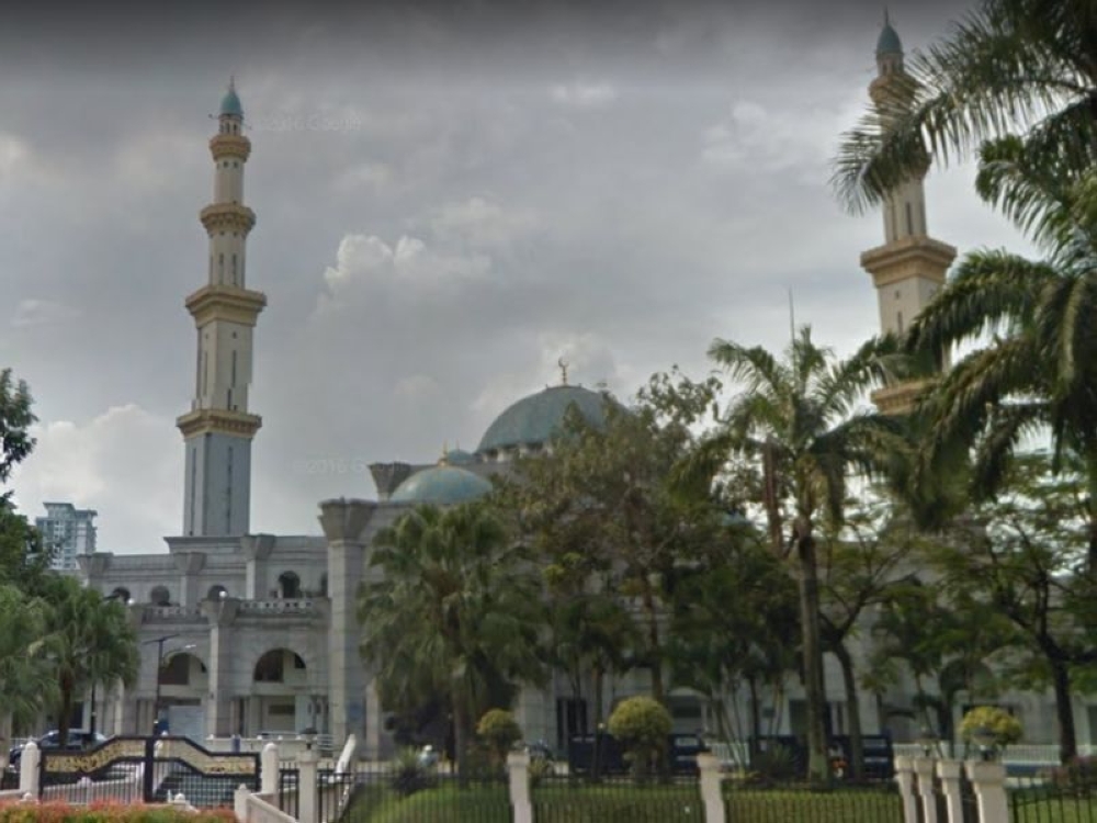 The Federal Territory Mosque is among several buildings that sits on the disputed land in Mukim Batu. — Screen grab from Google