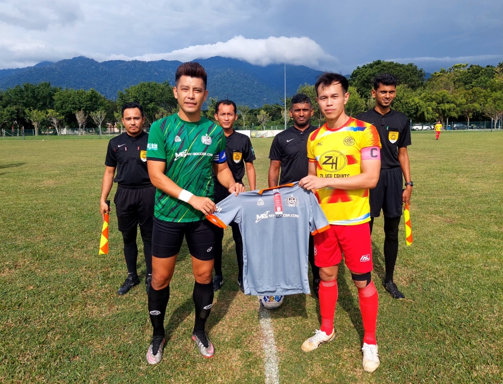 Selangor captain Nicholas Wee with Negeri Sembilan captain Chun Keng Hong before the start of the final. — Picture courtesy of Tony Mariadass.