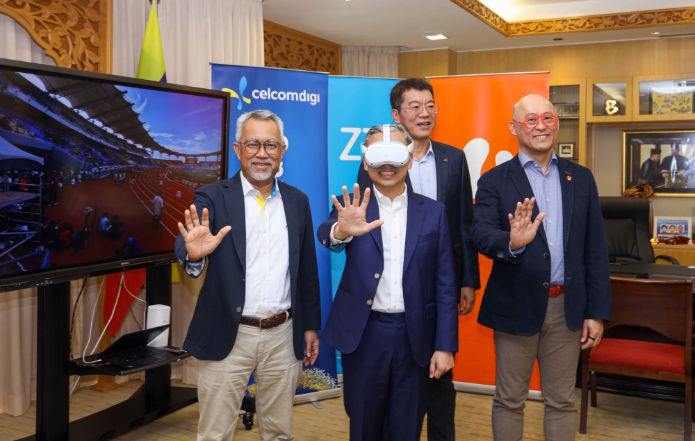 (Left to right) Datuk Idham Nawawi, CelcomDigi CEO, Fahmi Fadzil, Minister of Communications; Steven Ge, CEO of ZTE Malaysia and Wong Heang Tuck, CEO of U Mobile. — Picture courtesy of CelcomDigi