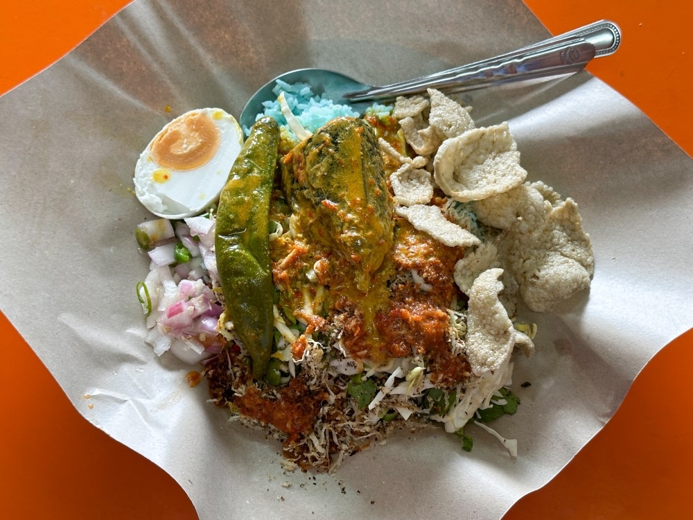 Who says you can’t have salad for breakfast? Well, try out the Nasi Kerabu Ikan with its mix of vegetables, herbs, fish floss, ‘gulai, sambal’ and ‘ikan tongkol’.