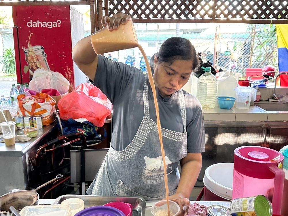 Grab a cup of bubbly hot milk tea from the drinks stall opposite Taste of McNab Kelate.