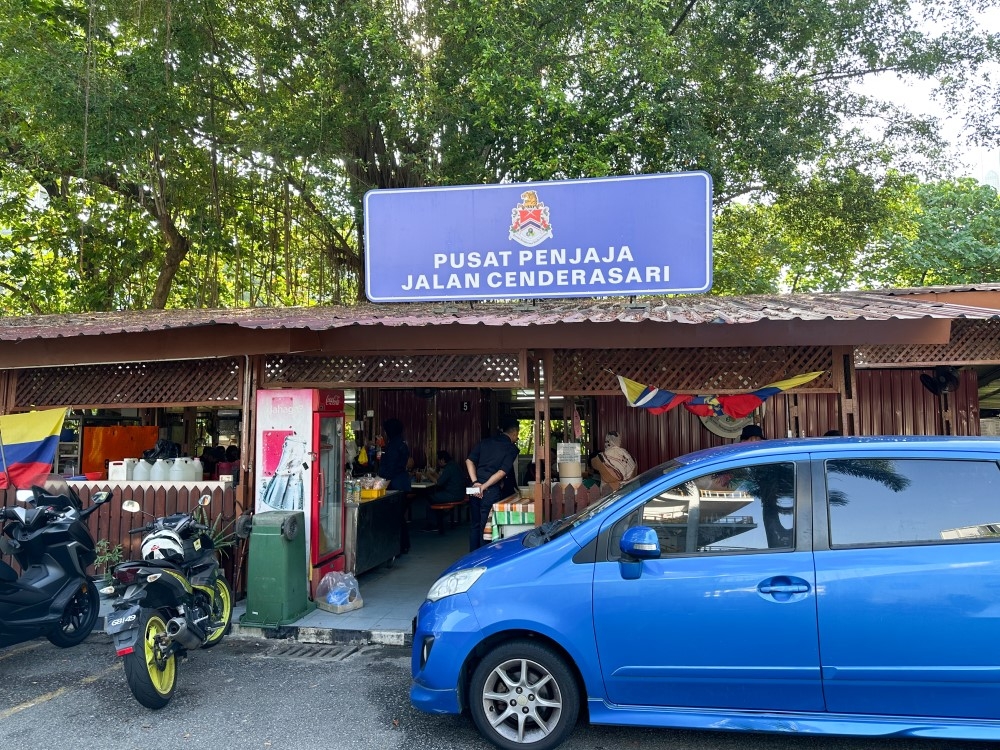 Be adventurous and go look for this food court, right opposite the district health offices, which is within walking distance from Kompleks Makan Tanglin.