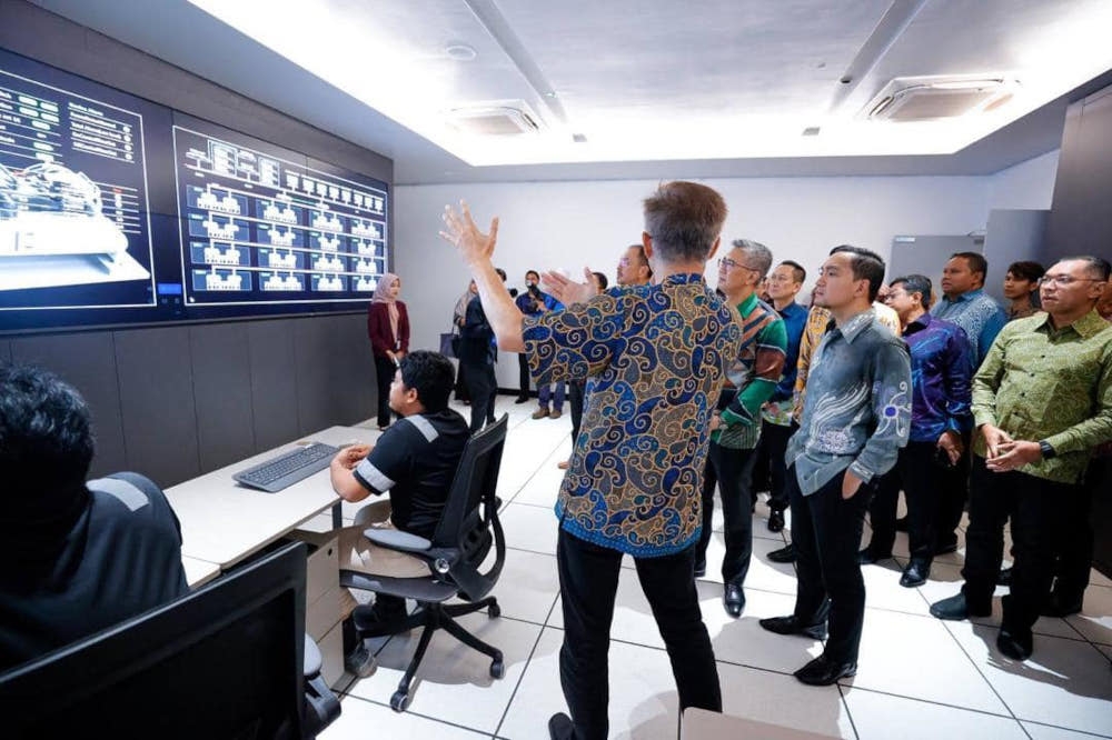 Johor Menteri Besar Datuk Onn Hafiz Ghazi and Investment, Trade and Industry Minister Datuk Seri Tengku Zafrul Abdul Aziz visit the 150MW JH1 Data Centre Campus belonging to Princeton Digital Group (PDG), at Sedenak Tech Park (STeP) in Kulai, July 4, 2024. — Picture from Facebook/Onn Hafiz Ghazi