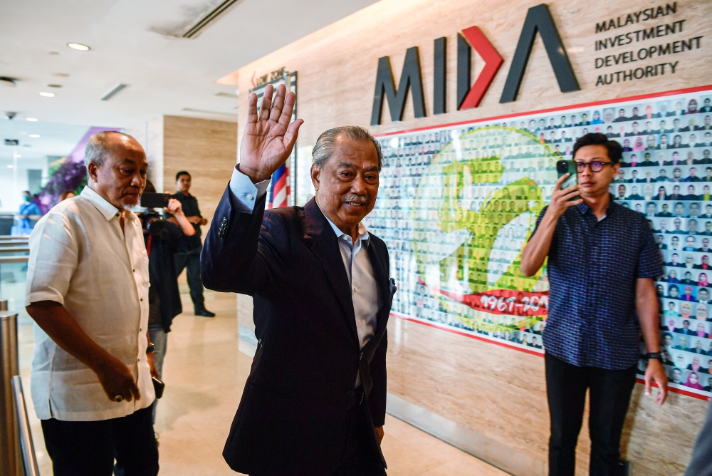 Perikatan Nasional chairman Tan Sri Muhyiddin Yassin on his way to meet the police to assist in the investigation regarding his speech during the recent Nenggiri state assembly by-election, in Kuala Lumpur, August 21, 2024. — Bernama pic 