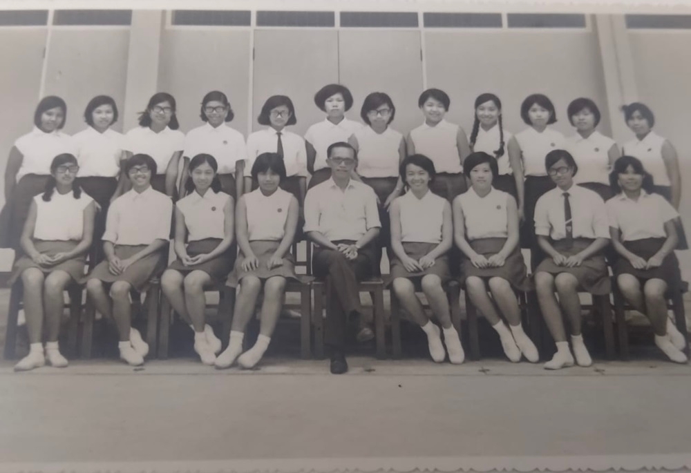 Kong Teng Kok (centre) and Koh Tuat Guek (front row, 3rd right) with the school’s hockey team. — Picture courtesy of Koh Tuat Guek