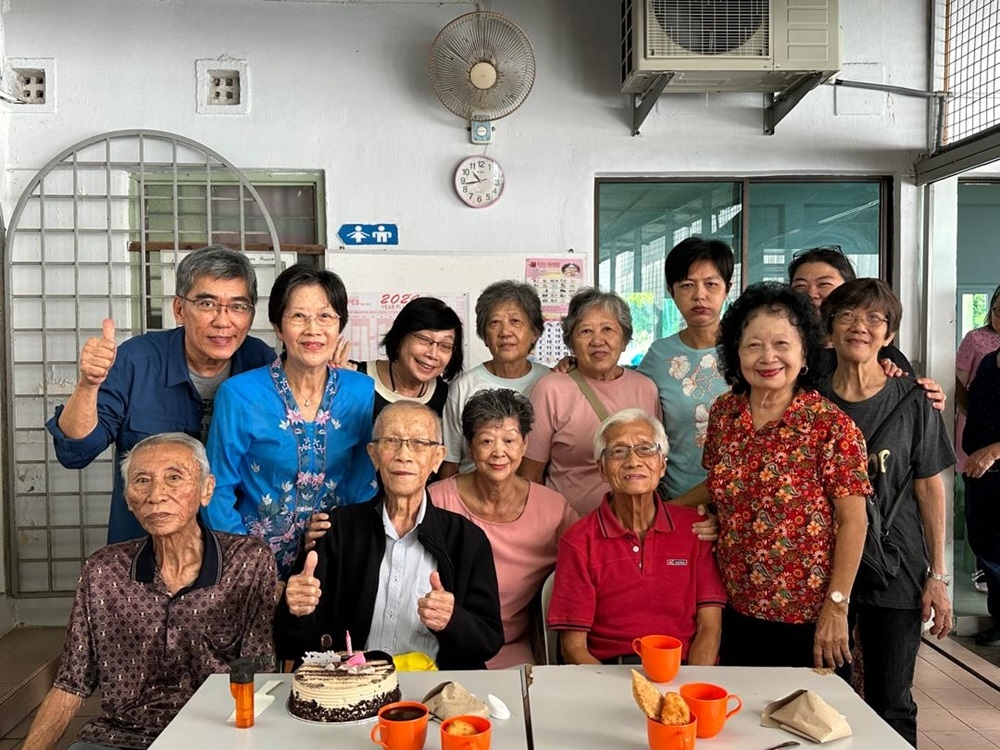 Koh Tuat Guek (middle row, 2nd left) and some former students celebrating the 88th birthday of Kong Teng Kok (front row, 2nd left) recently. — Picture courtesy of Koh Tuat Guek