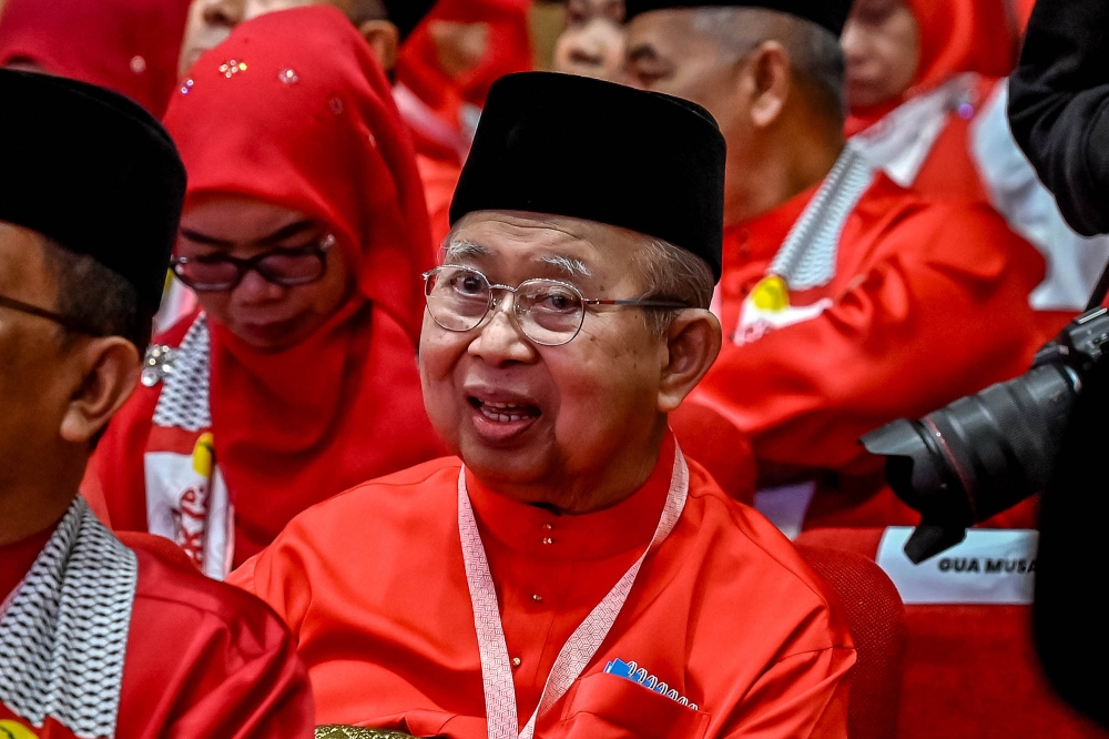 Gua Musang Umno chief Tengku Razaleigh Hamzah was given a standing ovation for Barisan Nasional’s victory in the Nenggiri, Kelantan state by-election at the Umno general assembly in Kuala Lumpur on August 23, 2024. — Picture by Firdaus Latif