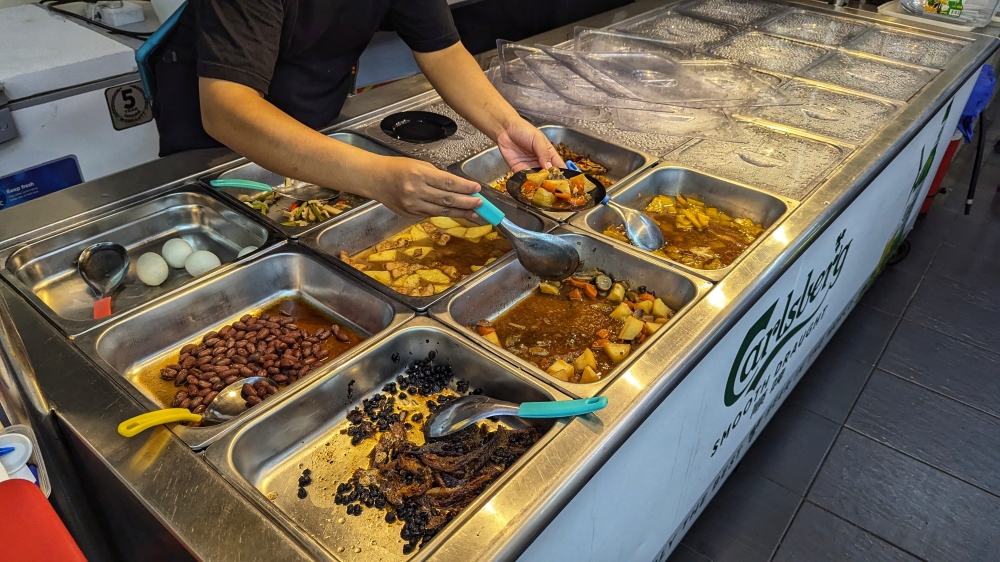 The counter where you order your porridge and dishes. — Picture by Ethan Lau