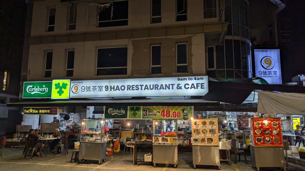 The stalls are lined up on the outside of the ‘kopitiam’ at night. — Picture by Ethan Lau