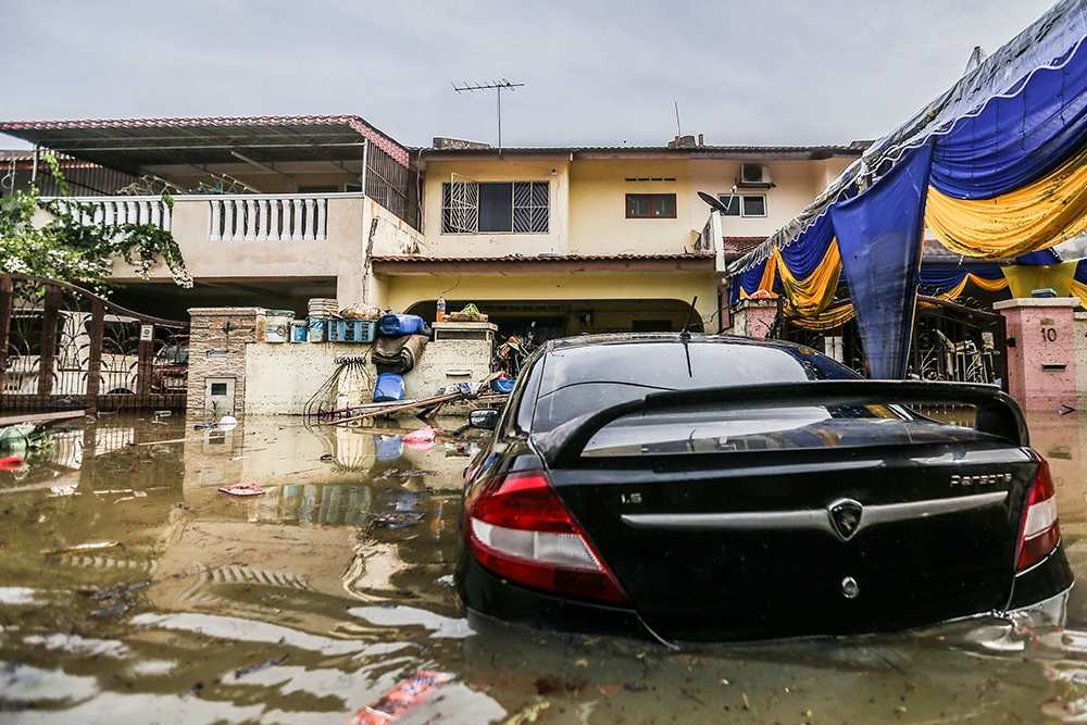 A file photograph shows homes inundated by floodwaters in Taman Sri Muda in Shah Alam on December 20, 2021. — Picture by Hari Anggara