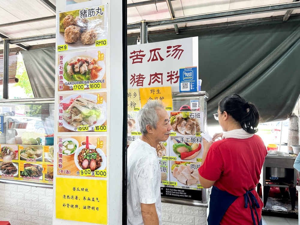 The stall offers garoupa fish slices, fish paste, 'sam kan cheong' and pig stomach soup — Picture by Lee Khang Yi