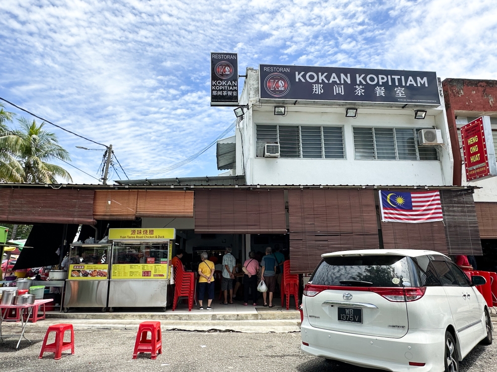 You can avoid the ultra busy Jalan Perisa filled with people and eateries by dining at this corner coffee shop — Picture by Lee Khang Yi