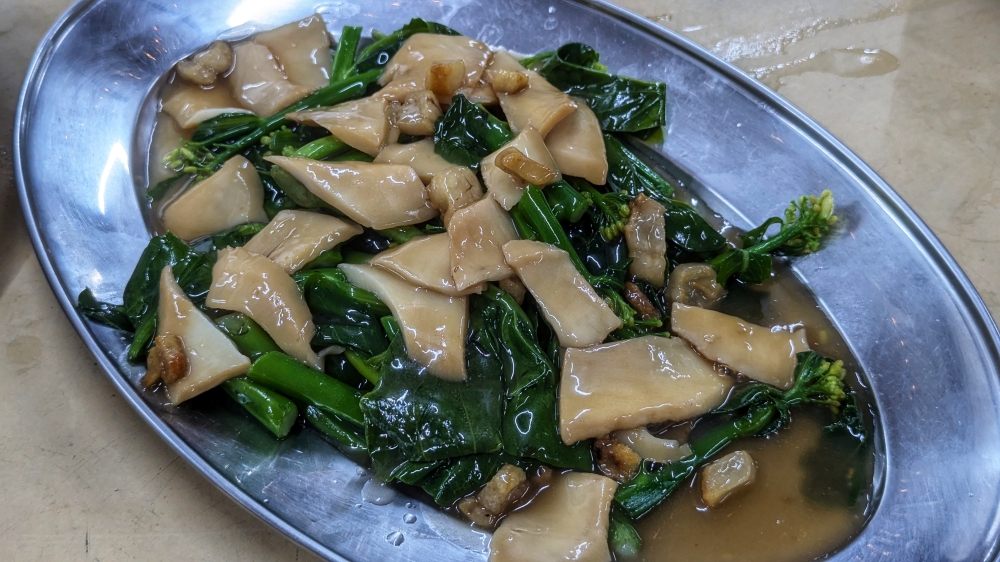 Even the greens are excellent here: ‘kai lan’ stir-fried with braised abalone slices. — Picture by Ethan Lau