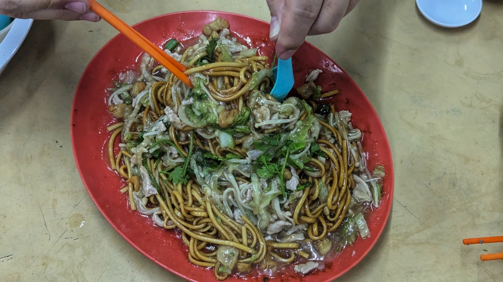 Shanghai noodles are tossed in copious amounts of lard, and stay slick for a long time. — Picture by Ethan Lau