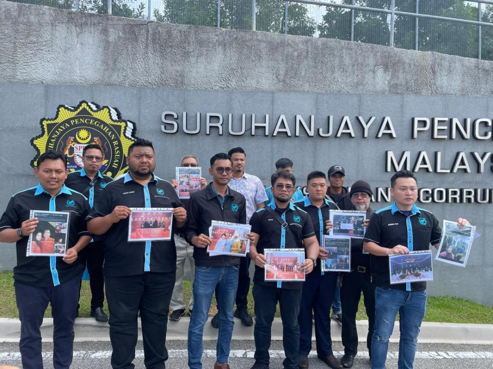 Malaysian International Humanitarian Organisation holds a press conference in front of the Malaysian Anti-Corruption Commission, August 28, 2024. — Picture courtesy of MHO