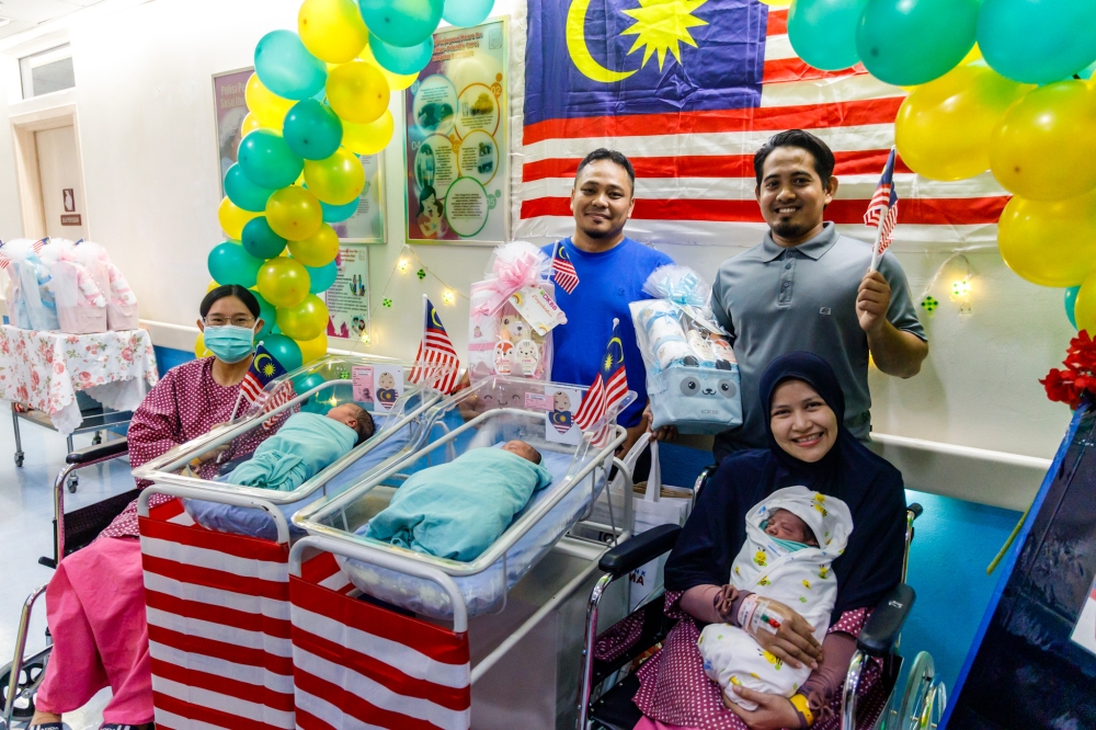 Parents and their Merdeka babies pose for pictures during an event at Hospital Putrajaya on August 31, 2024. — Picture by Firdaus Latif