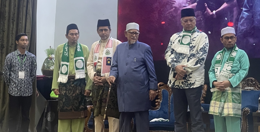 Hadi (third right), Annuar (second right) and Aliakbar (third left) at the launching of Sabah PAS Convention. — Borneo Post pic