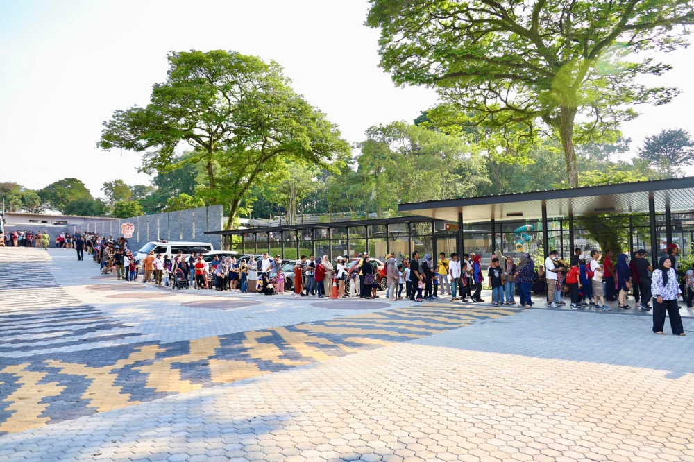 The long lines of Zoo Johor visitors on reopening day on August 31, 2024. — Picture from Facebook/Zoo Johor