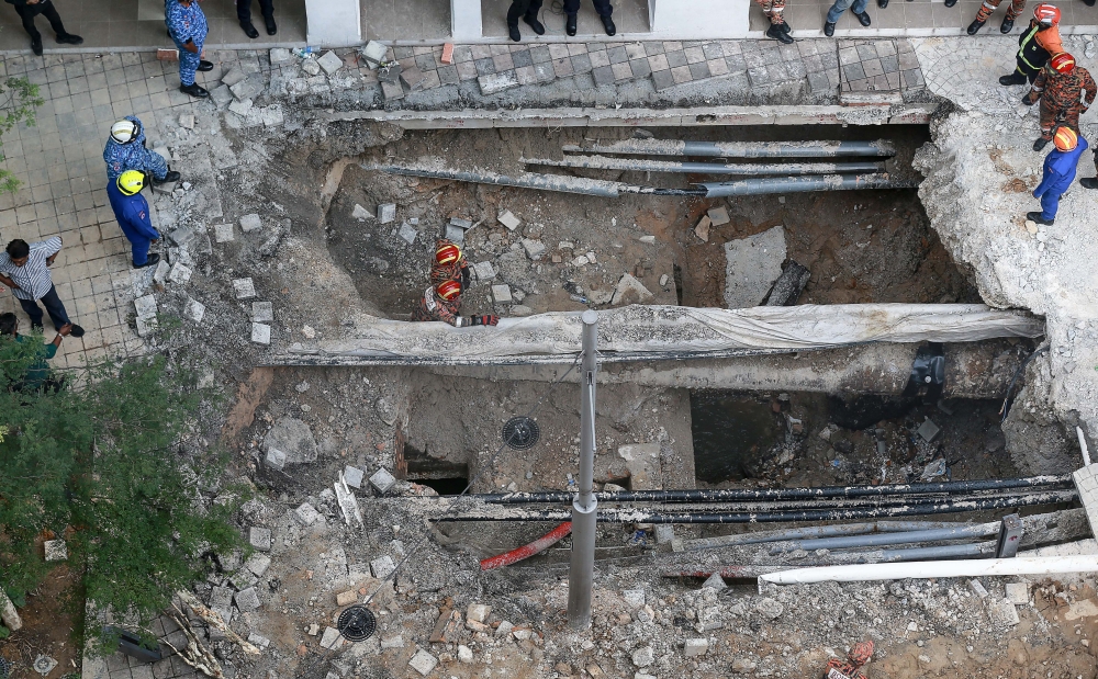 Search and Rescue (SAR) personnel from different agencies conduct a search for a tourist from India, G. Vijaya Lakshmi, who fell into a sinkhole at Jalan Masjid India August 25, 2024. — Picture by Sayuti Zainudin