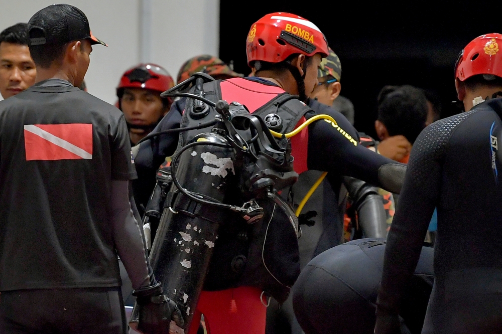 Rescue divers at the location of the sinkhole along Jalan Masjid India in Kuala Lumpur on August 30, 2024. — Bernama pic