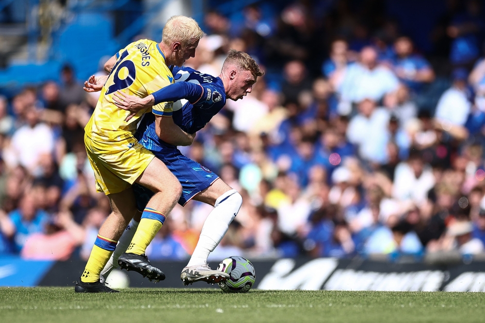 Crystal Palace's Will Hughes fights for the ball with Chelsea's Cole Palmer during the English Premier League football match between Chelsea and Crystal Palace at Stamford Bridge in London on September 1, 2024. — AFP pic