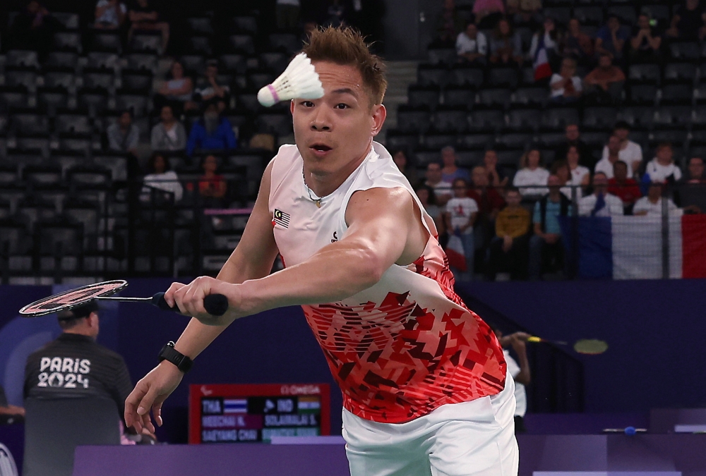 Liek Hou advanced to the men's singles SU5 (physical impairment) final for the second straight time in the Paralympics after defeating arch-nemesis Dheva Anrimusthi of Indonesia 21-17, 21-17 in the semi-finals at the Porte de La Chapelle Arena yesterday. — Bernama pic